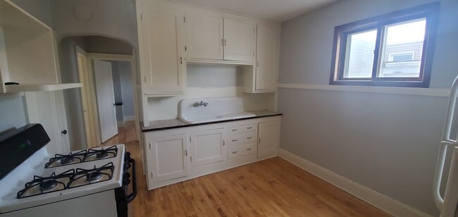 Building Photo - 6516 W Bluemound Rd Unit Upper