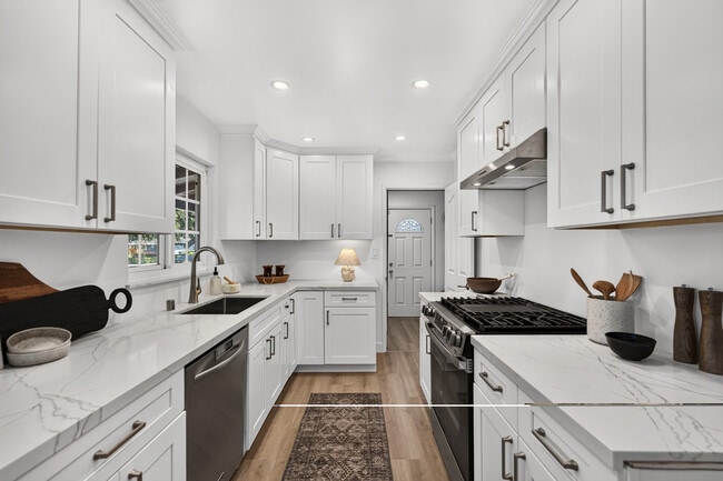 Photo - 2130 Roenoke Way