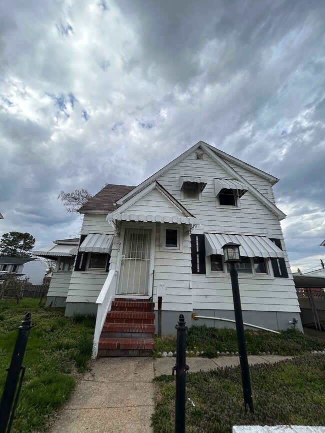 Building Photo - 222 Detroit Ave