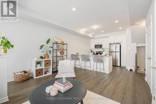 Photo - 814 Mikinak Rd.