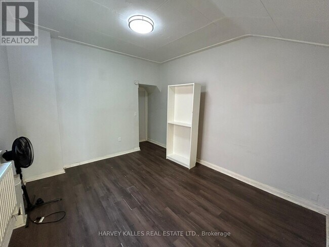 Photo - 1098 Bathurst Street
