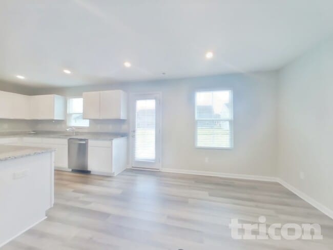 Photo - 1082 Suffolk Ln