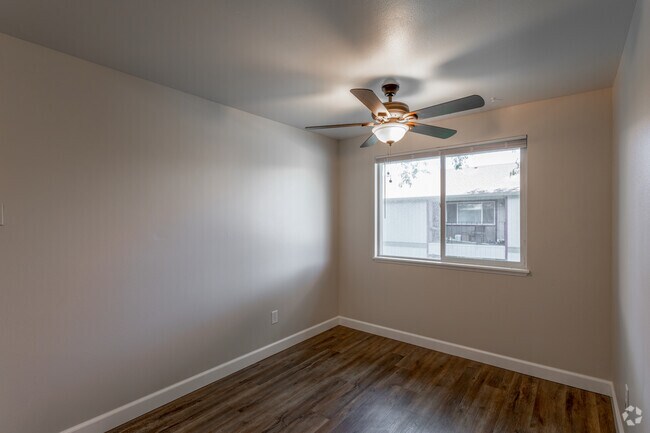 1BR, 1BA - 760 SF