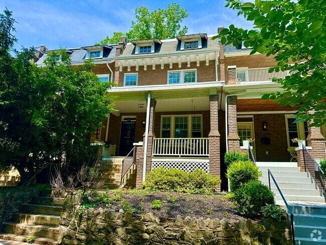 Building Photo - 4 Bed + 2 Bath - Pets Welcome! Parking! Rental