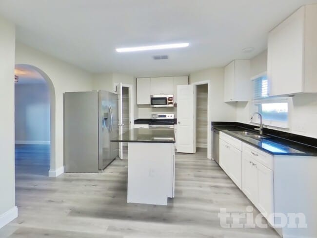 Photo - 426 Elgin Blvd