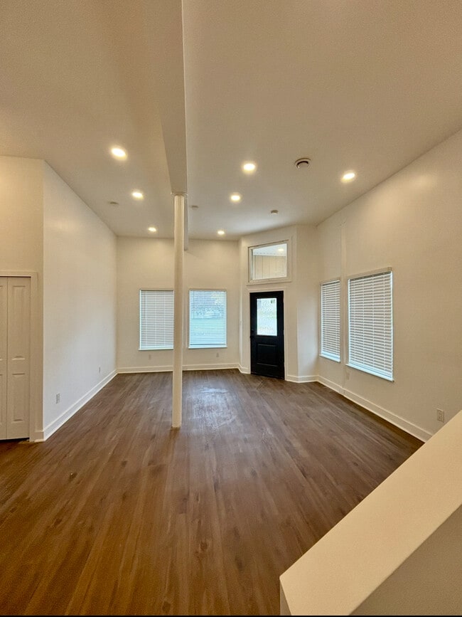 Building Photo - 2503 W Forest Ave