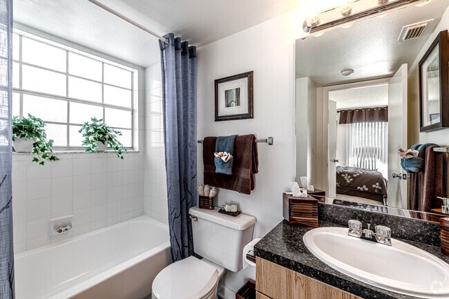 2BR, 2BA - 1,130SF - Primary Bathroom