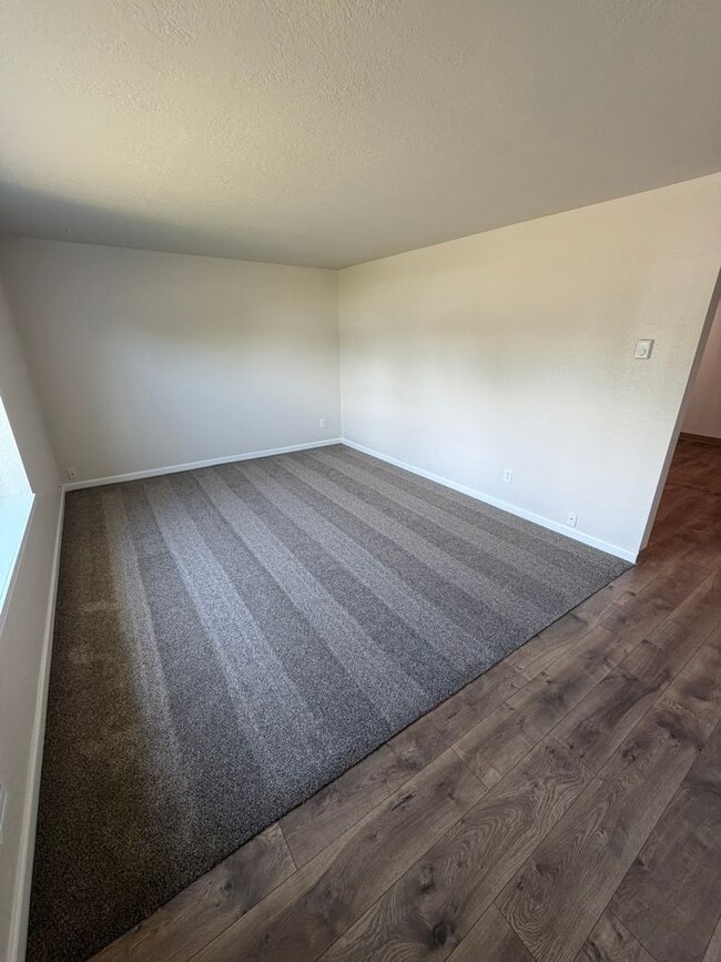Photo - Charming 2 Bedroom Duplex With Fenced Yard In Quiet Neighborhood!