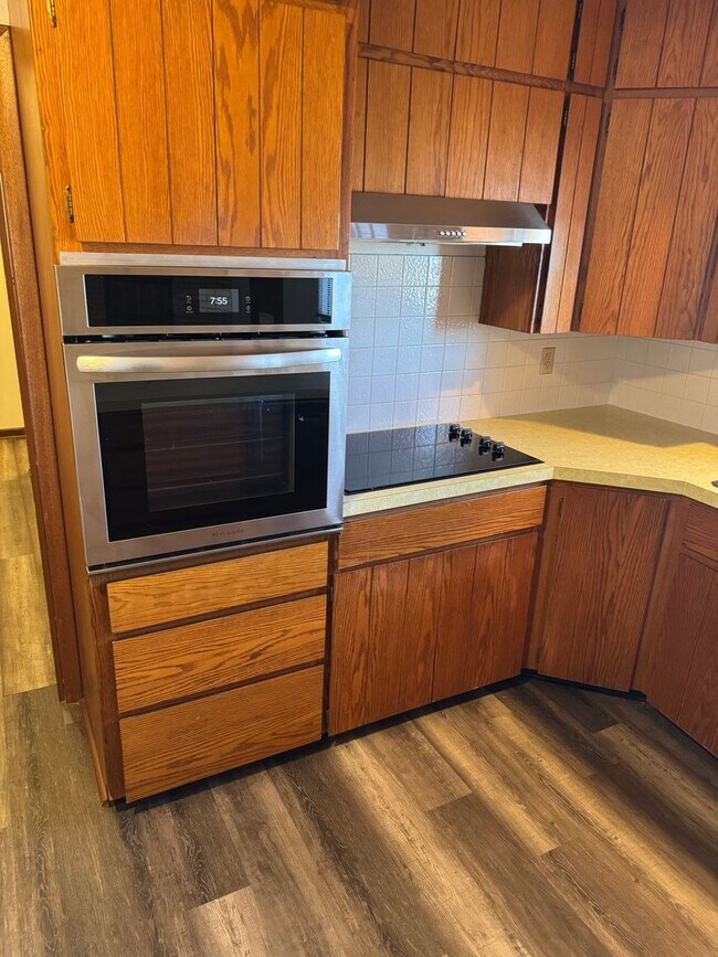 Photo - Country living at its best! Traditional farm house avail NOW