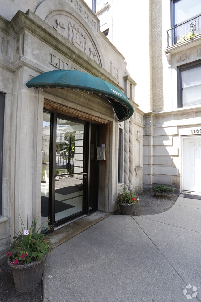 Photo - Wilson Court - 1901 W Wilson Ave