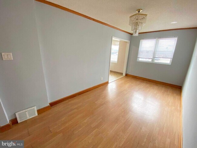 Photo - 6330 Leonard St