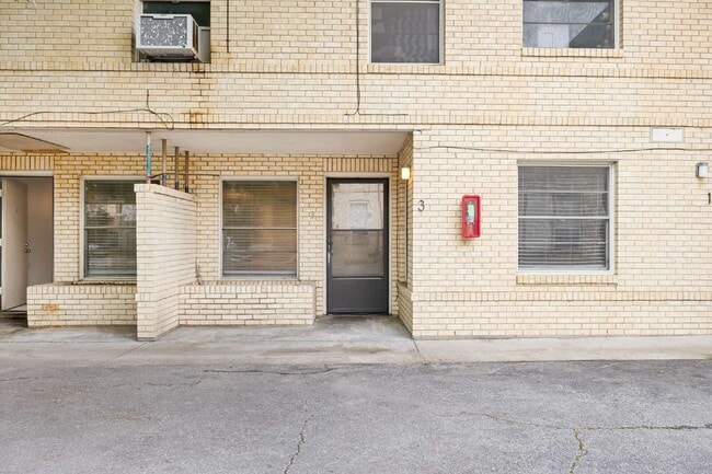 Building Photo - "Charming 1-Bedroom Retreat in Sherman - Your Perfect Urban Escape!" Unit 3