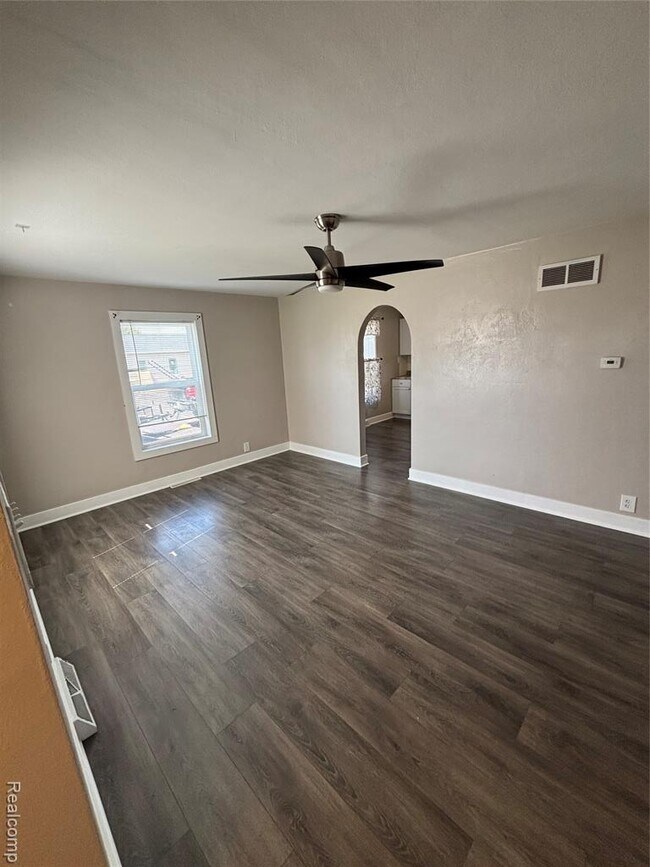 Photo - 9047 Davison Rd