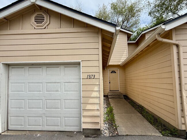 CHECK OUT THIS SPACIOUS TOWNHOUSE IN REDMO... - CHECK OUT THIS SPACIOUS TOWNHOUSE IN REDMO...