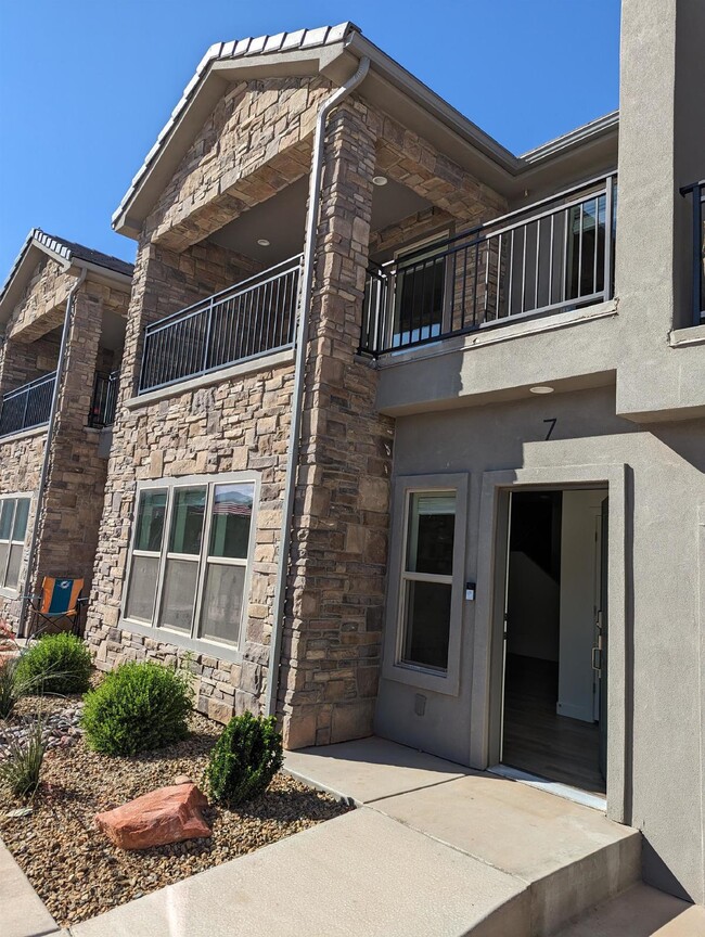 Building Photo - Azalea Townhome Poolside Living 3 Bed 2.5 ... Unit 7