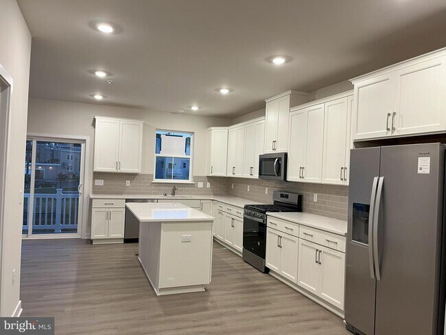 Photo - 501 Titanium St