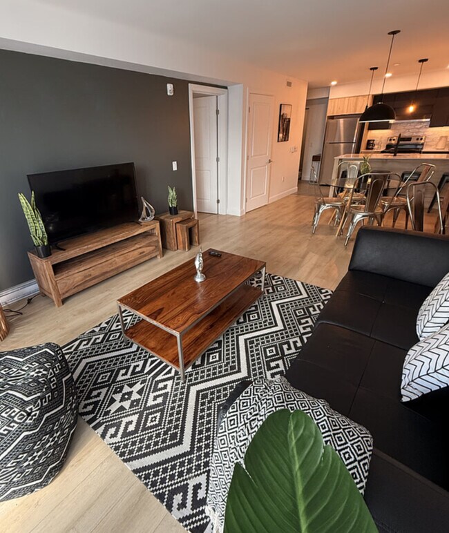 Photo - 2947F Rue du Grand Voyer Unit SI ID1519878P