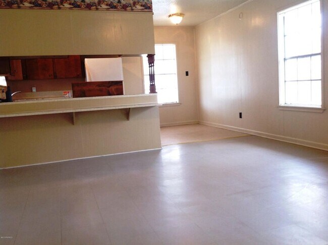 Photo - 706 Picard Rd