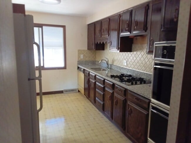 Photo - Spacious Lakeshore Living – 3-Bedroom Duplex with Charm & Convenience Unit 20653 upper