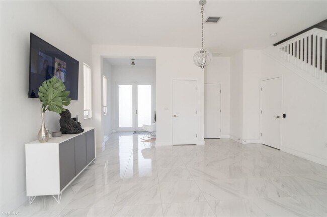 Photo - 4 br, 3 bath Condo - 3900 SW 69th Ave