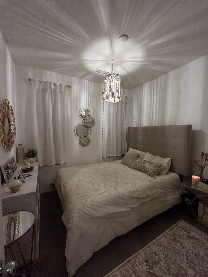 Furnished room - 422 W Route 66 Townhome