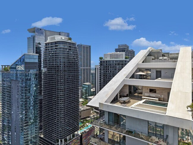 Building Photo - 88 SW 7th St Unit UPH4204 Rental