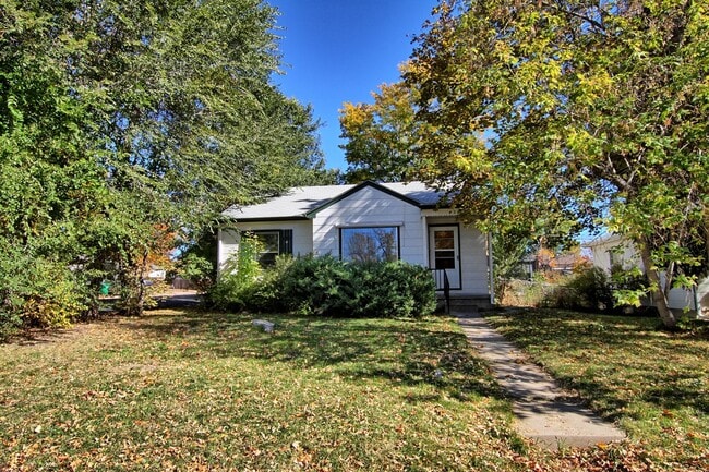 Building Photo - 2 bed 1 bath Englewood home with 2 car gar...
