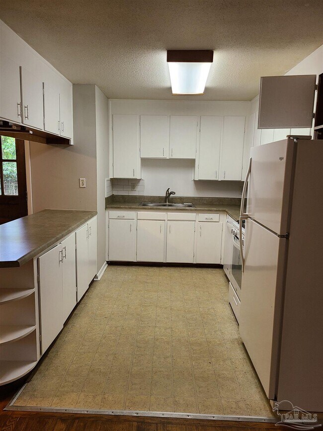 Photo - 7758 Kipling St