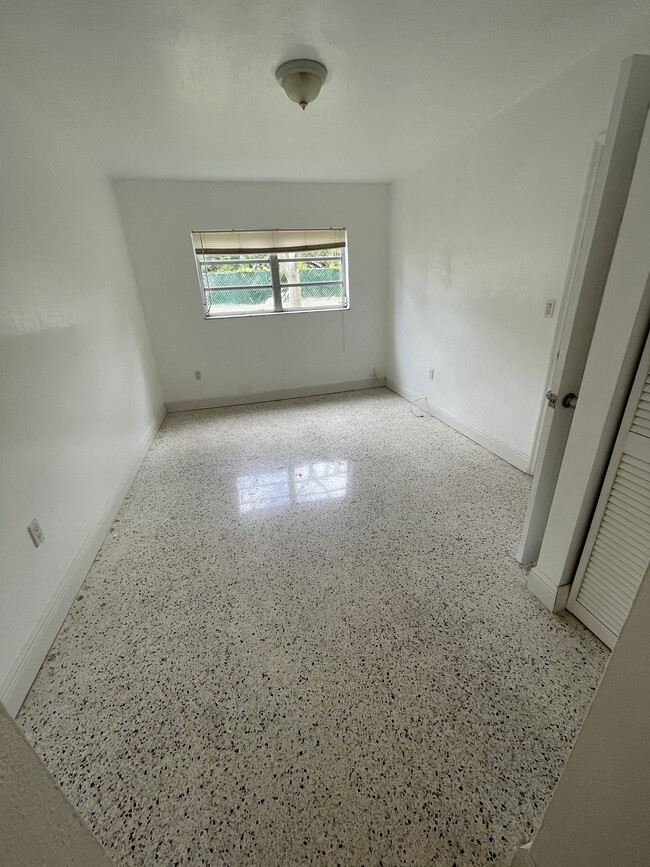 Dormitorio - 665 NE 83rd Ter Unidad 105
