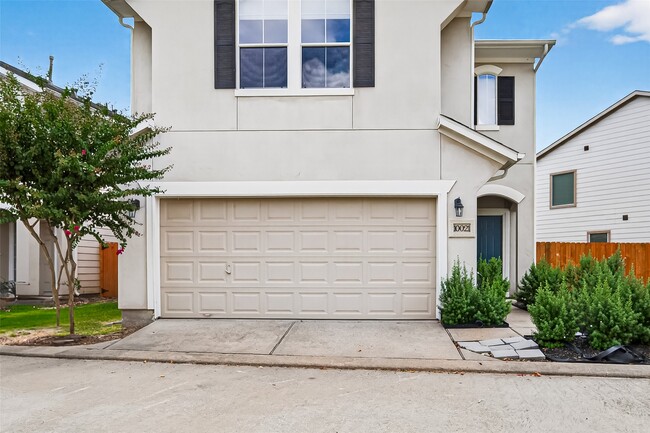 Building Photo - 10021 Hillside Bayou Dr