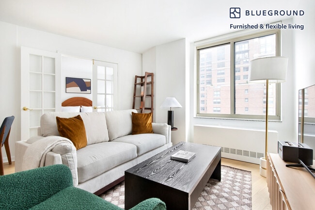 Building Photo - 400 Chambers St