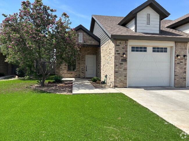 Building Photo - A 2 Bedroom, 2 Bath waiting to be called y... Rental