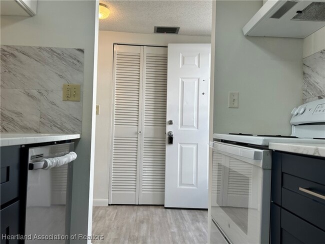 Photo - 2016 Lakeview Dr