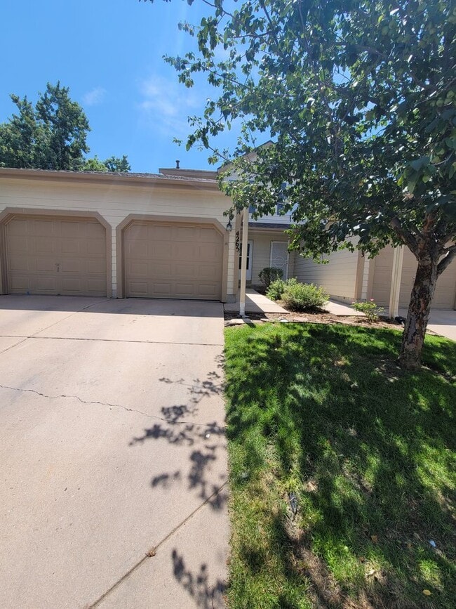 Building Photo - Great Townhome in a Gated Community