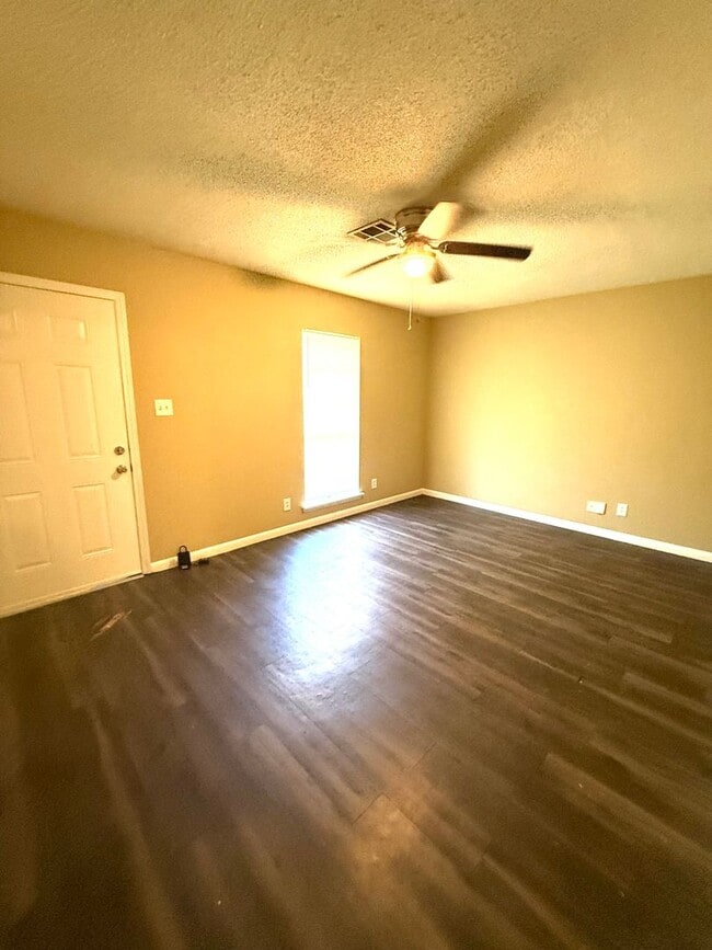 Photo - ** 3 bed 1.5 bath located across from Frazer Church ** Call 334-366-9198 to schedule a self tour