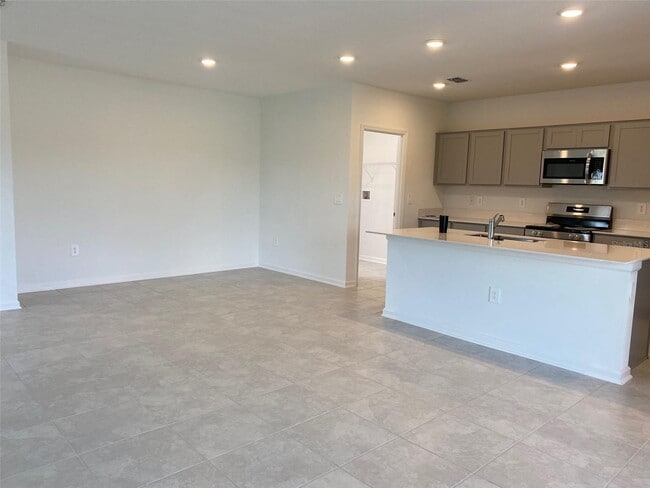 Photo - 725 Reggie Rd