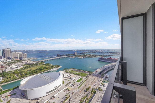 Building Photo - 398 NE 5th St Unit 4404