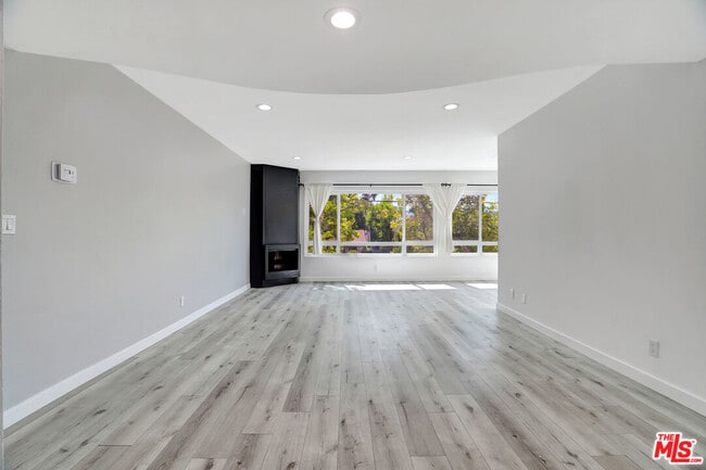 Photo - 10823 Camarillo St