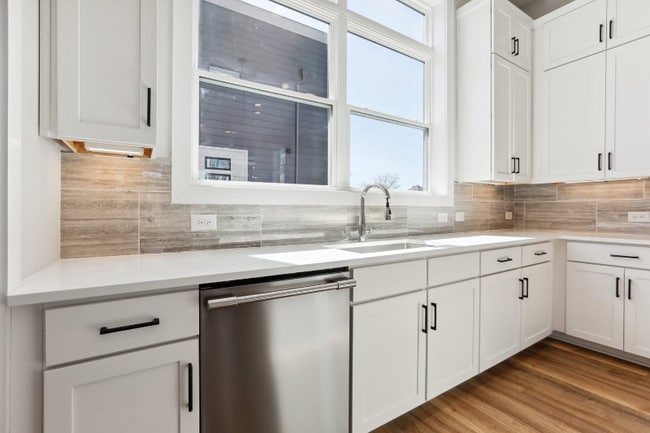 Photo - 107 E 9th St