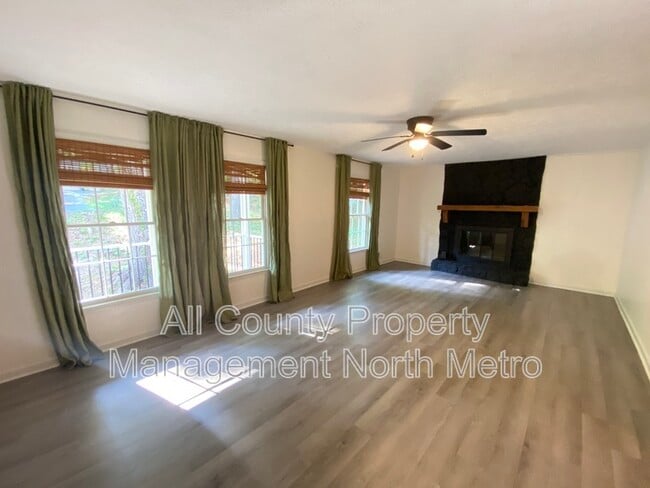 Photo - 410 Riverlake Ct