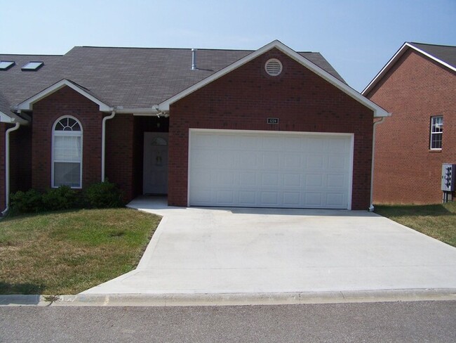 Building Photo - 2 bed, 2 bath, 2 car garage one level townhouse in West Knoxville