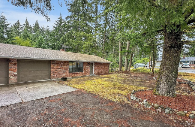 Building Photo - Merrill, V-8511/8513 Unit 8513 Rental