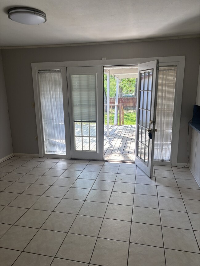 Photo - 906 Meadow Ln