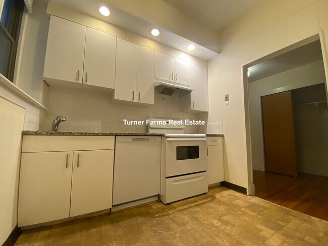 Building Photo - 1386A Beacon St Unit 4 Rental