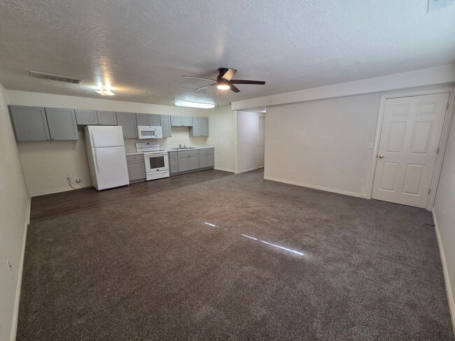 Building Photo - 2 Bed Apartment - Ready to GO!