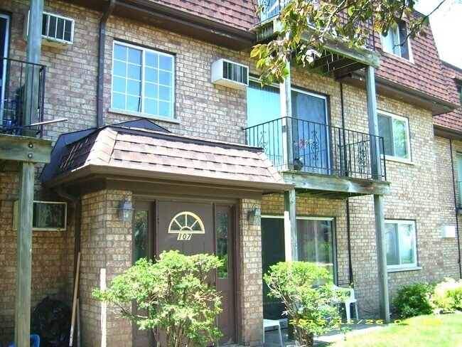 Building Photo - 107 E Dundee Rd Rental