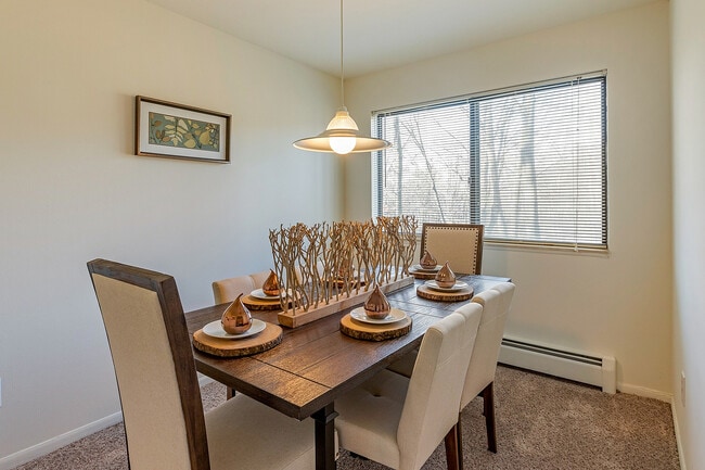 Robin - Dining Room