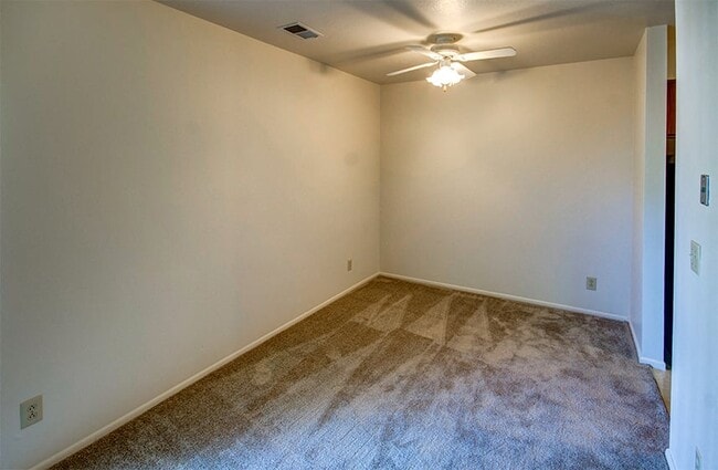 One Bedroom Dining Room at Briarwood Toledo