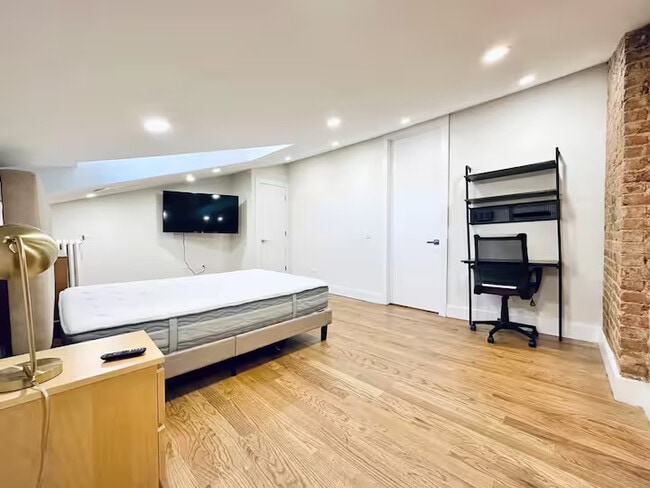 Building Photo - Furnished room/NOT APARTMENT