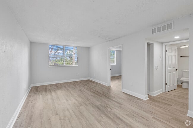 2BR, 1BA - 725 SF - Living Room
